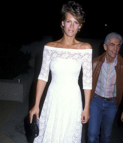 Jamie Lee Curtis looks sensational in throwback。